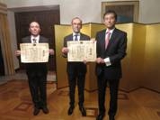 新美大使と表彰状を手にするコル・デ・カルヴァーリョ氏